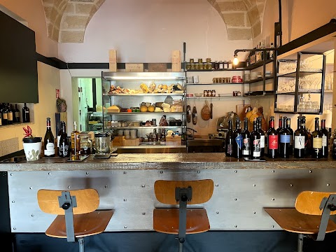 Il bancone con la selezione di vini