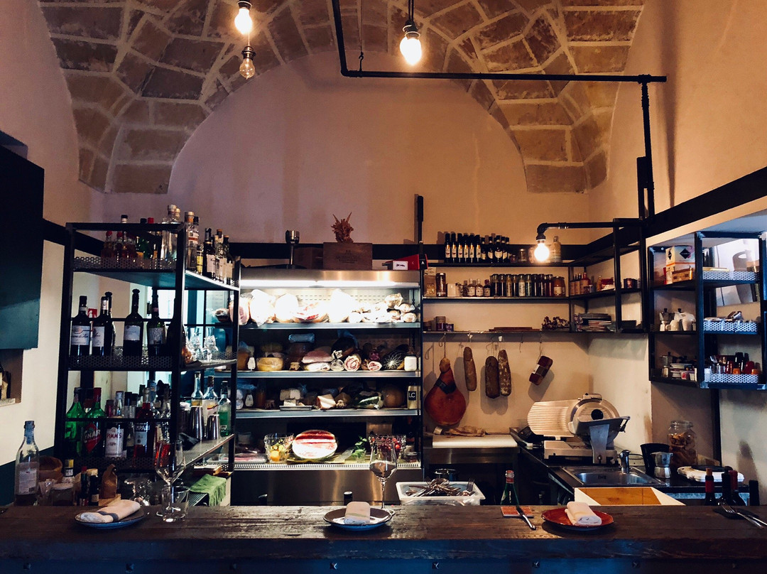L'interno dell'osteria, tra volte in pietra leccese