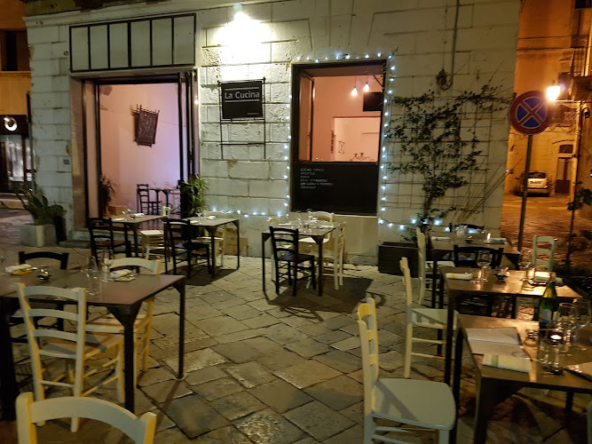 La Cucina di Mamma Elvira — la vetrina di sera